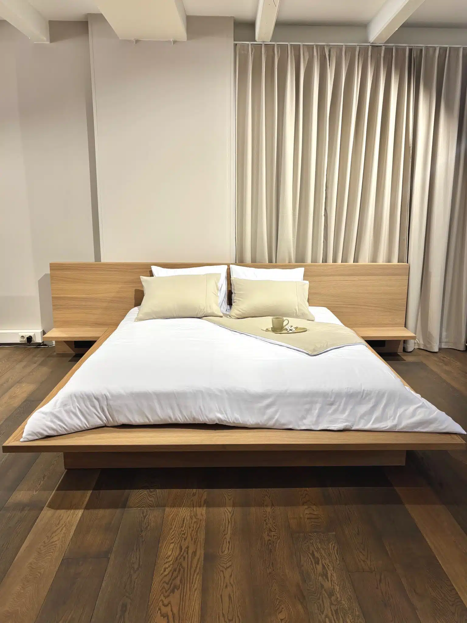 Japans zwevend bed van massief eikenhout