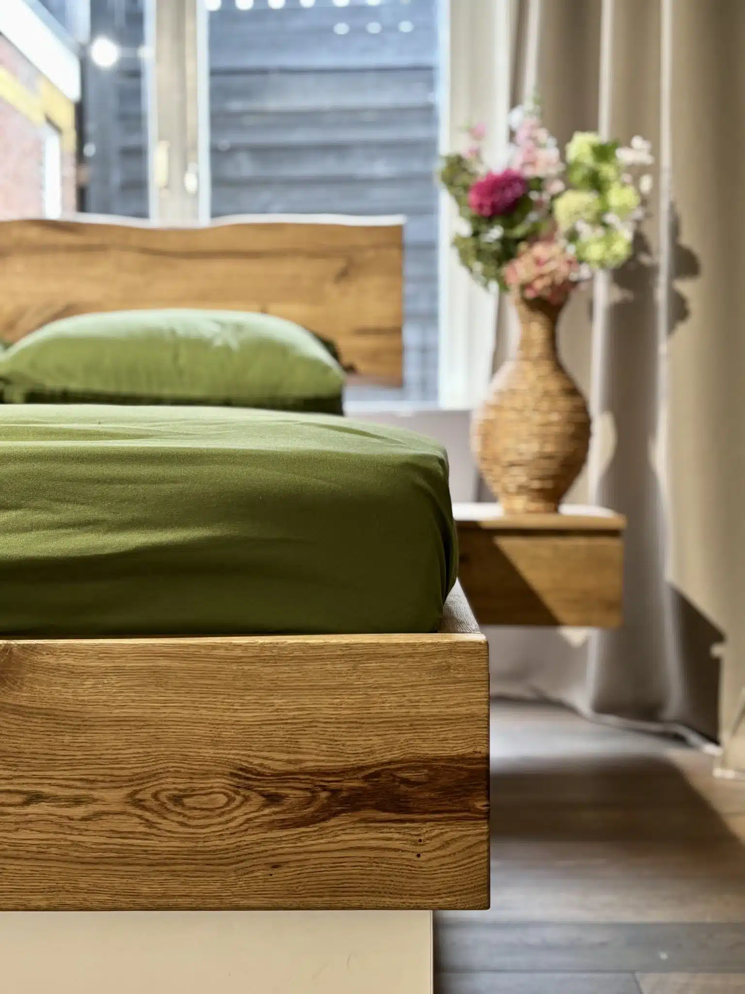 Bed van massief eikenhout in de showroom van Néarr Bedding