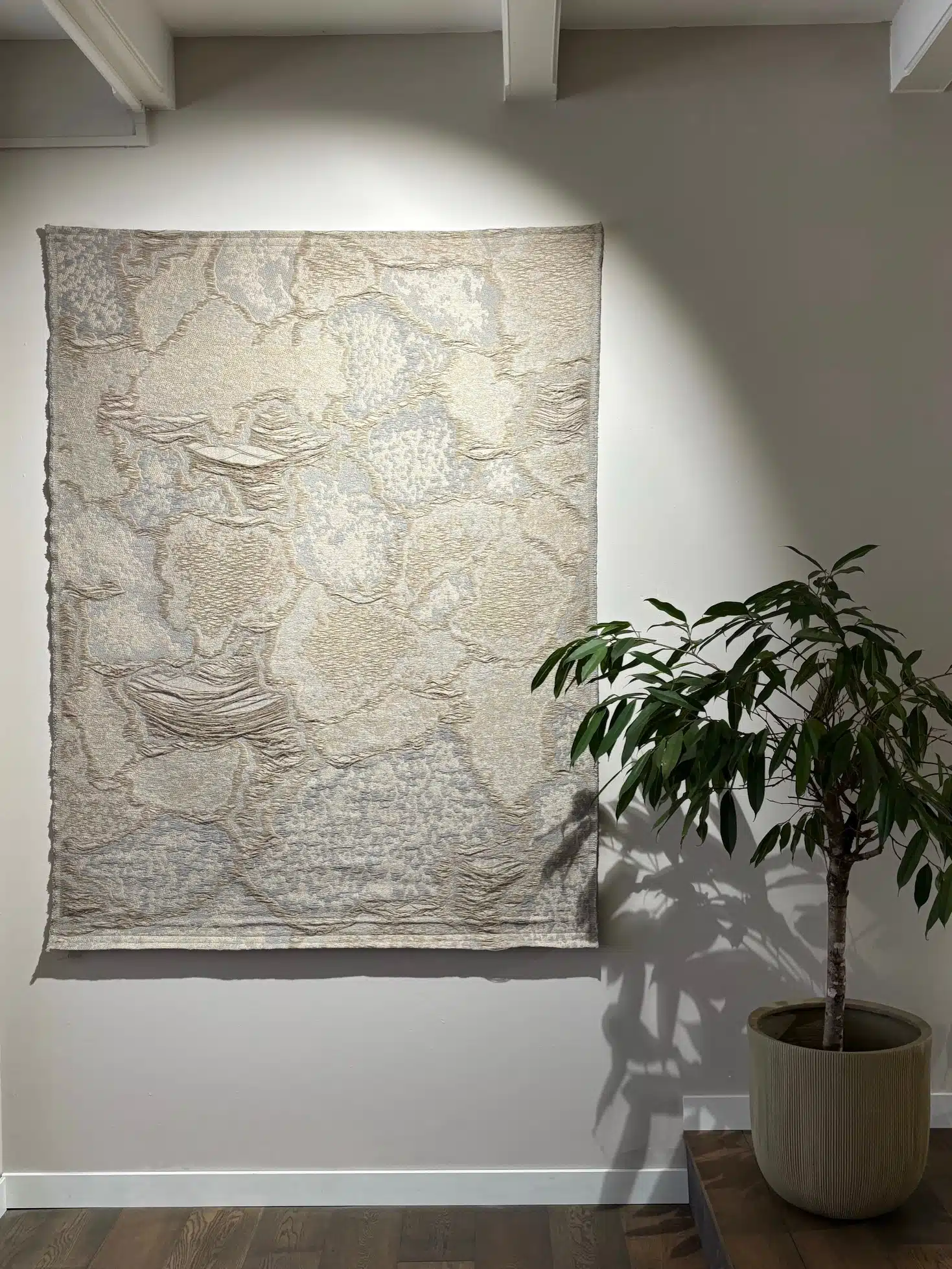 Wandkleed van Wool & Wire met plant
