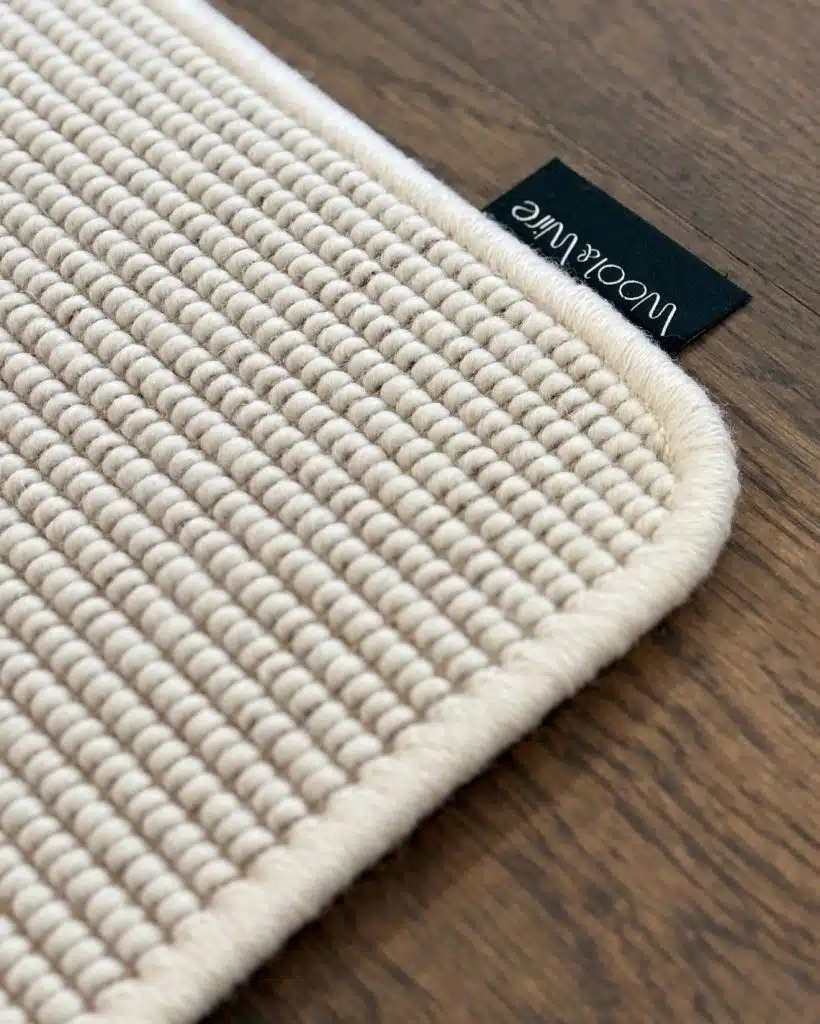 Vloerkleed van natuurlijke materialen in een slaapkamer